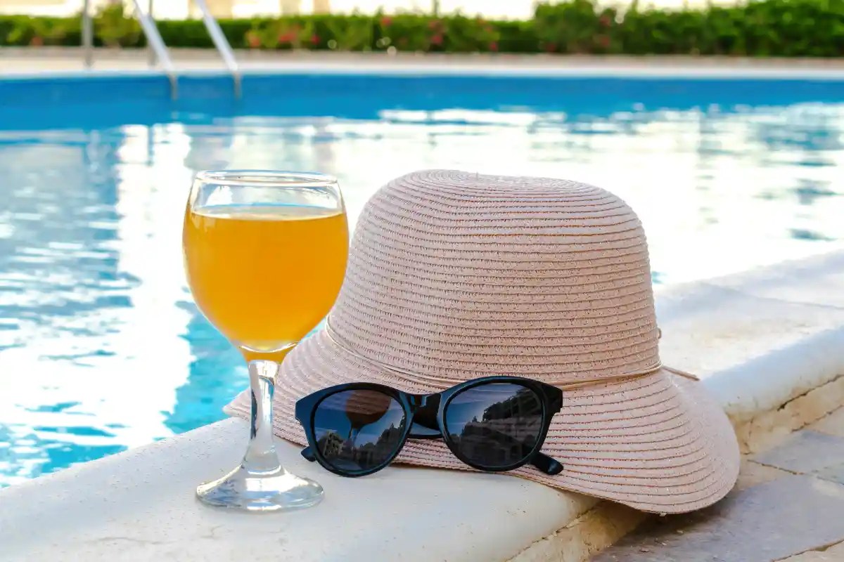 relax en la piscina tropicana hotel