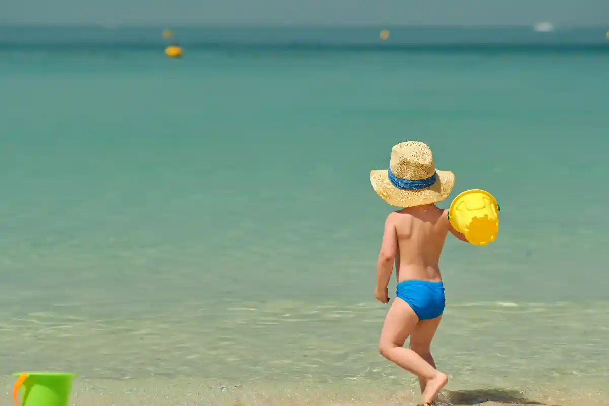 niño en la playa tropicana hotel