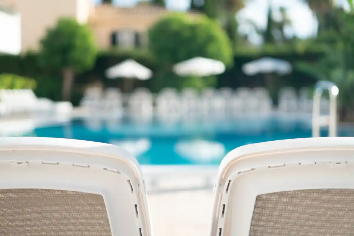 Sonnenliegen am Pool Tropicana Hotel