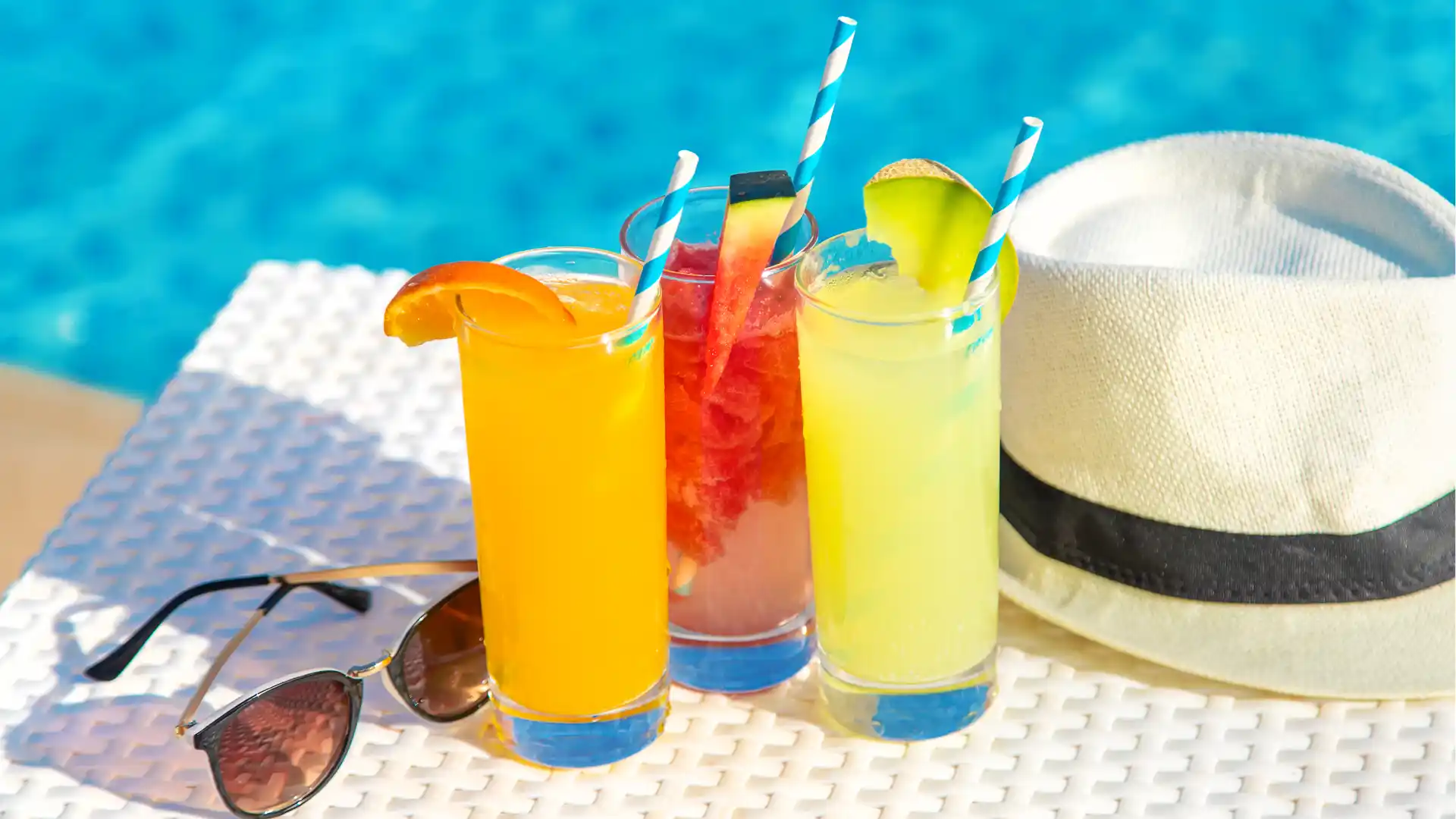 bebidas en la piscina tropicana hotel